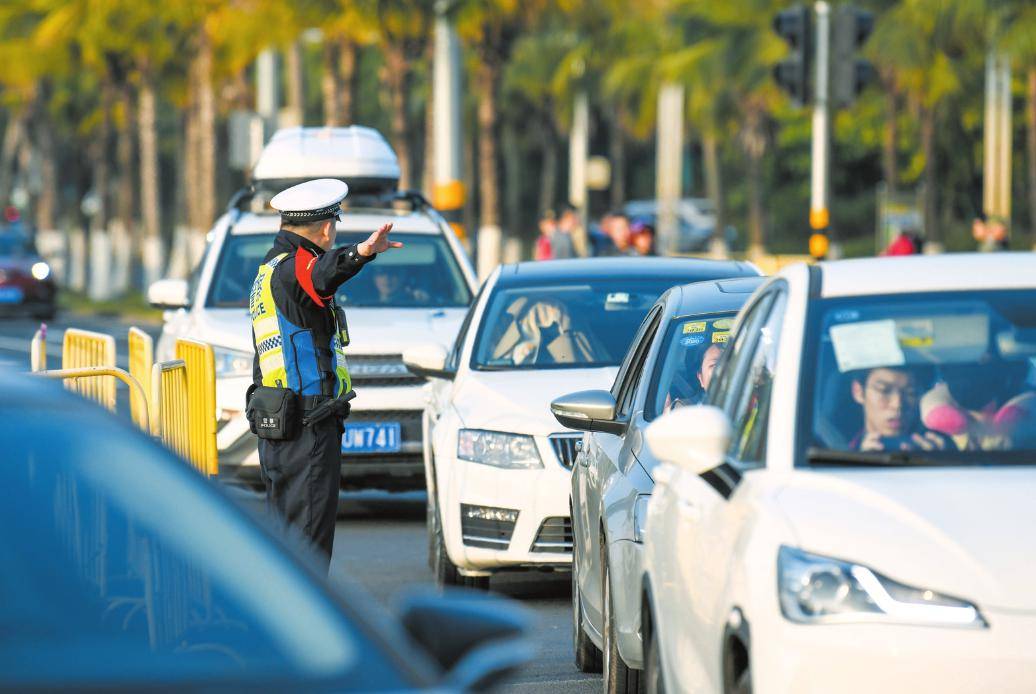 海口日报融媒体记者杨鹤 摄"只要旅客还在路上,我们的保障服务就会