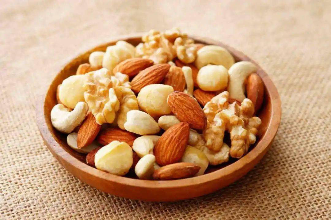 22种坚果营养大比拼,第一名你肯定猜不到!_含量_膳食_巴旦木