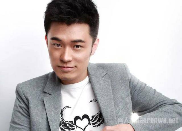 在电影《匆匆那年》中,他饰演的男主角方茴深情款款,展现出与曾小贤