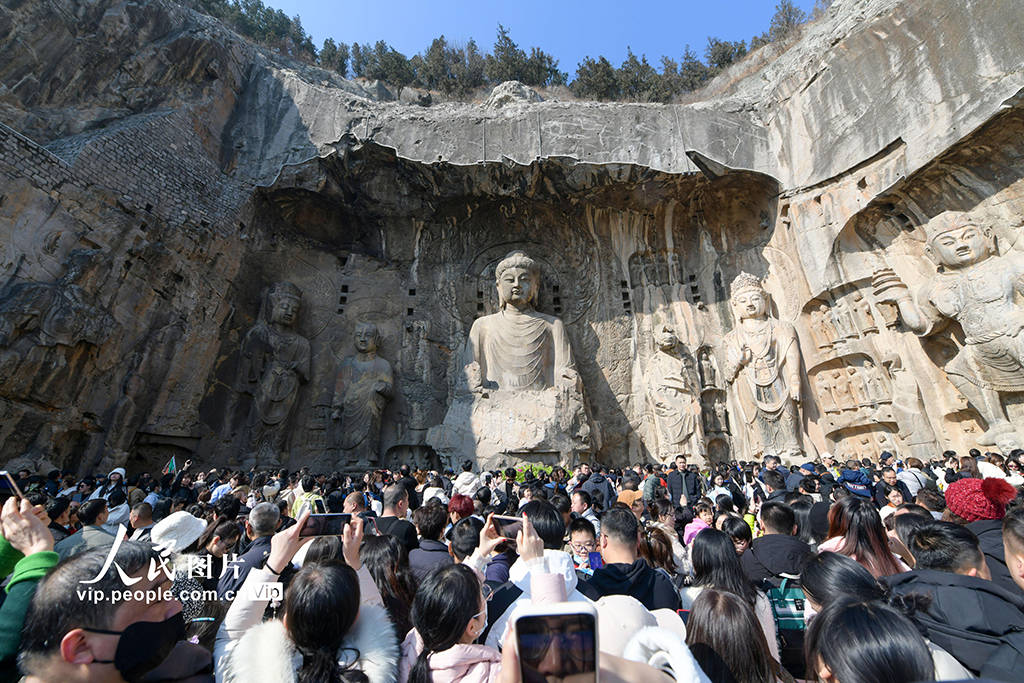 河南洛阳:龙门石窟景区人流如织_游客_欢度春节_魅力