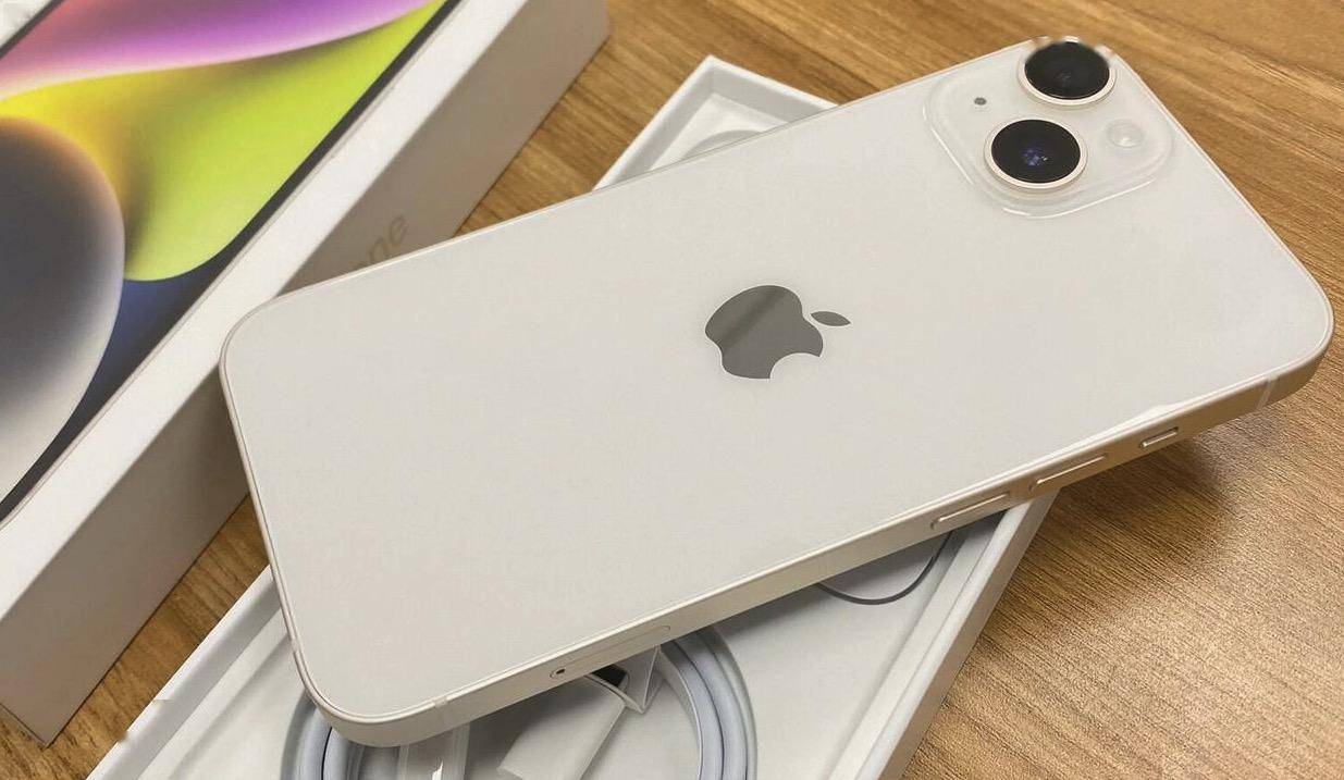 同时亚光质感的玻璃面板为iphone 14的白色提供了独特的背景,使其