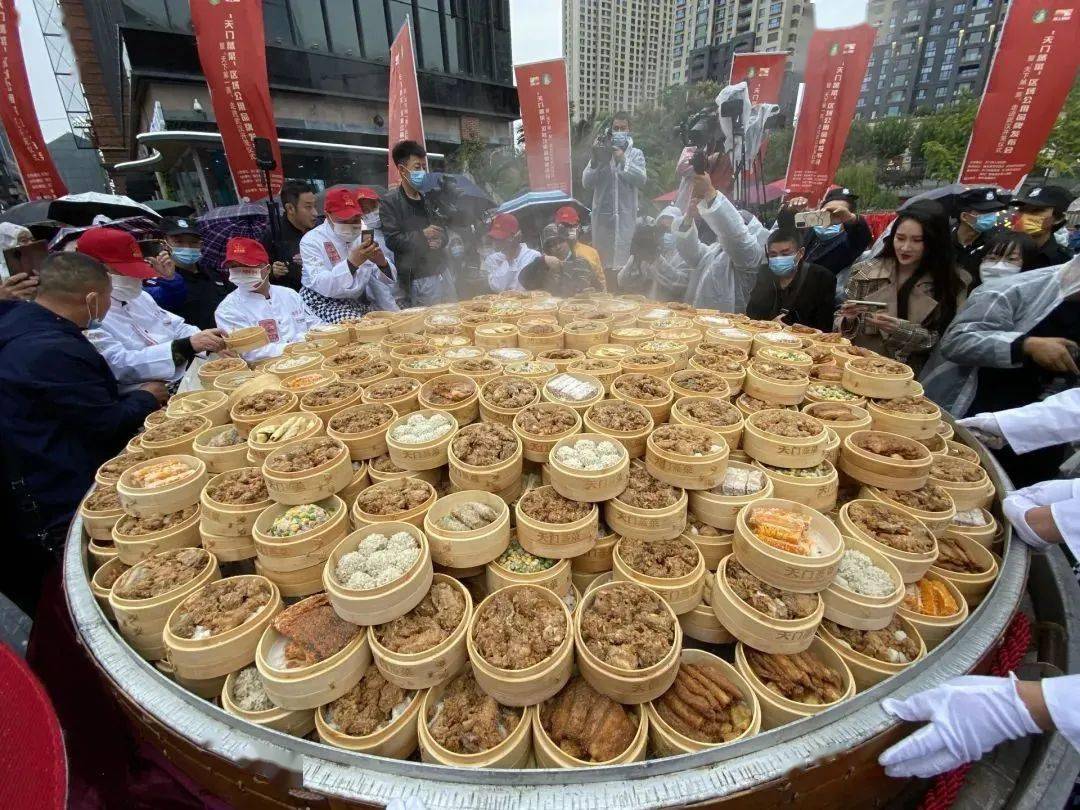 天门蒸菜豆皮是嘉鱼著名的小吃,常常作为早餐,在街头巷尾各个摊位