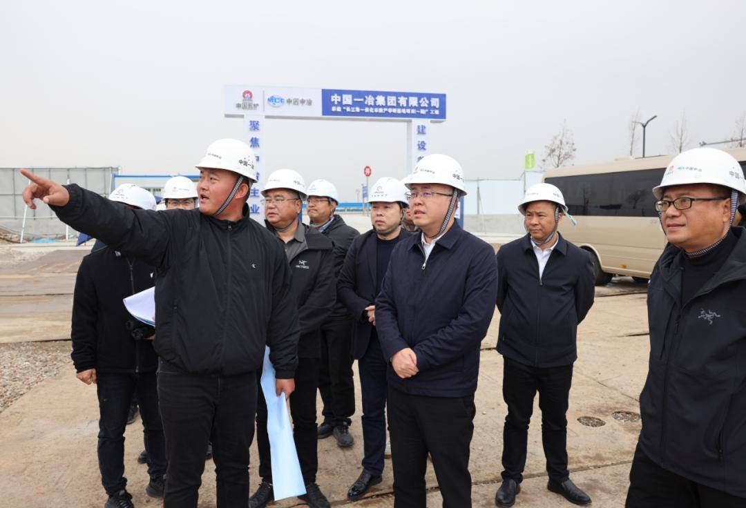 戴旭强走访"两重不停"项目和企业并看望慰问一线干部