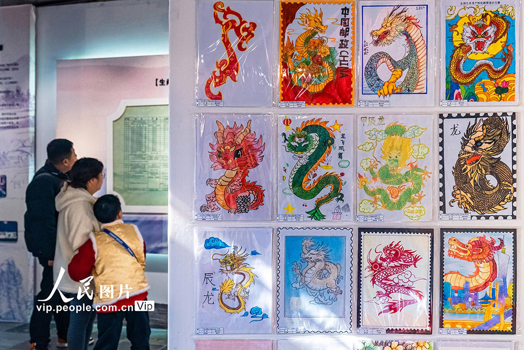 第十九届生肖(甲辰年)个性化邮票青少年创意设计大赛优秀作品展"参观
