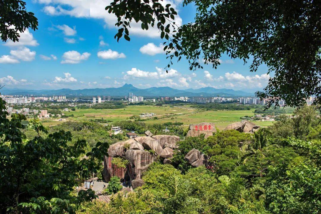 在万宁人眼中,东山岭是一块神圣的净土,至今还一直保留着节日来登山