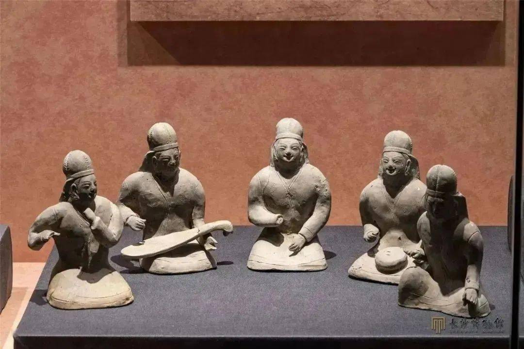 大同市博物馆藏2000年山西省大同市雁北师院北魏墓出土▲彩绘陶牛车