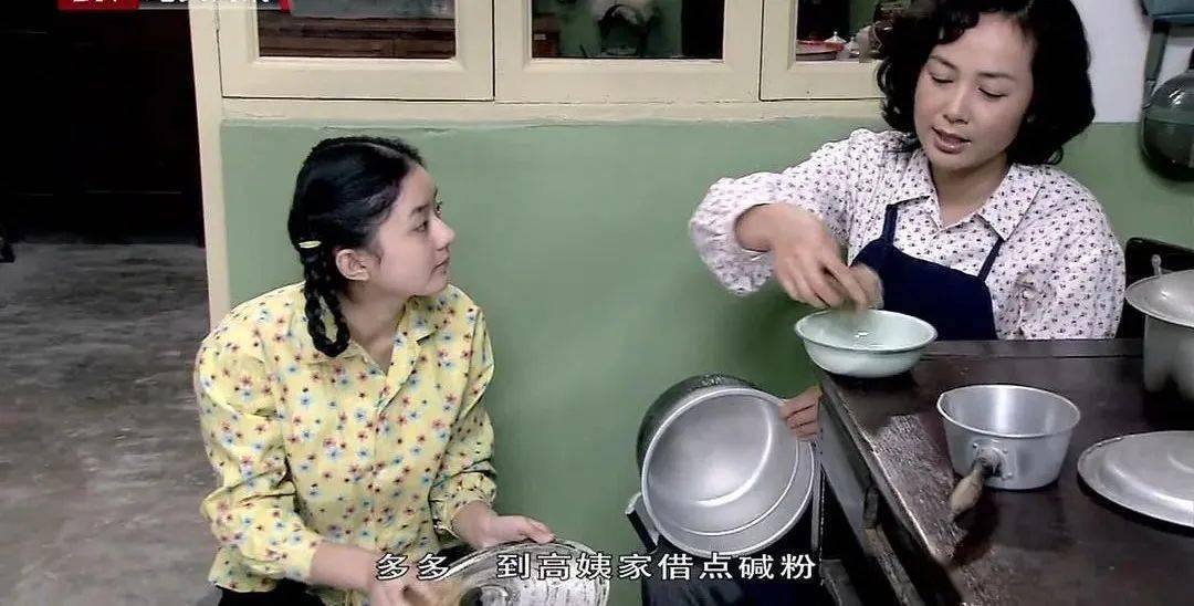 由郑晓龙导演的电视剧《金婚》,饰演蒋雯丽与张国立的三女儿"多多"