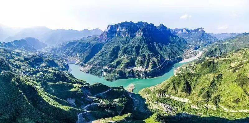 之綦江,乌江两大支系的分水岭,在金佛山沟壑之间形成了一百多条河流