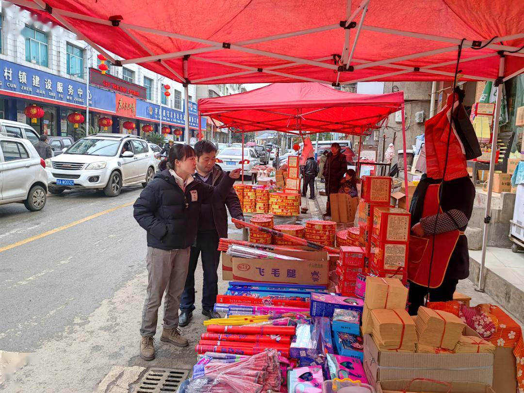 宅吉乡消防宣传人员,消防志愿者深入辖区内烟花爆竹零售点,临街商铺