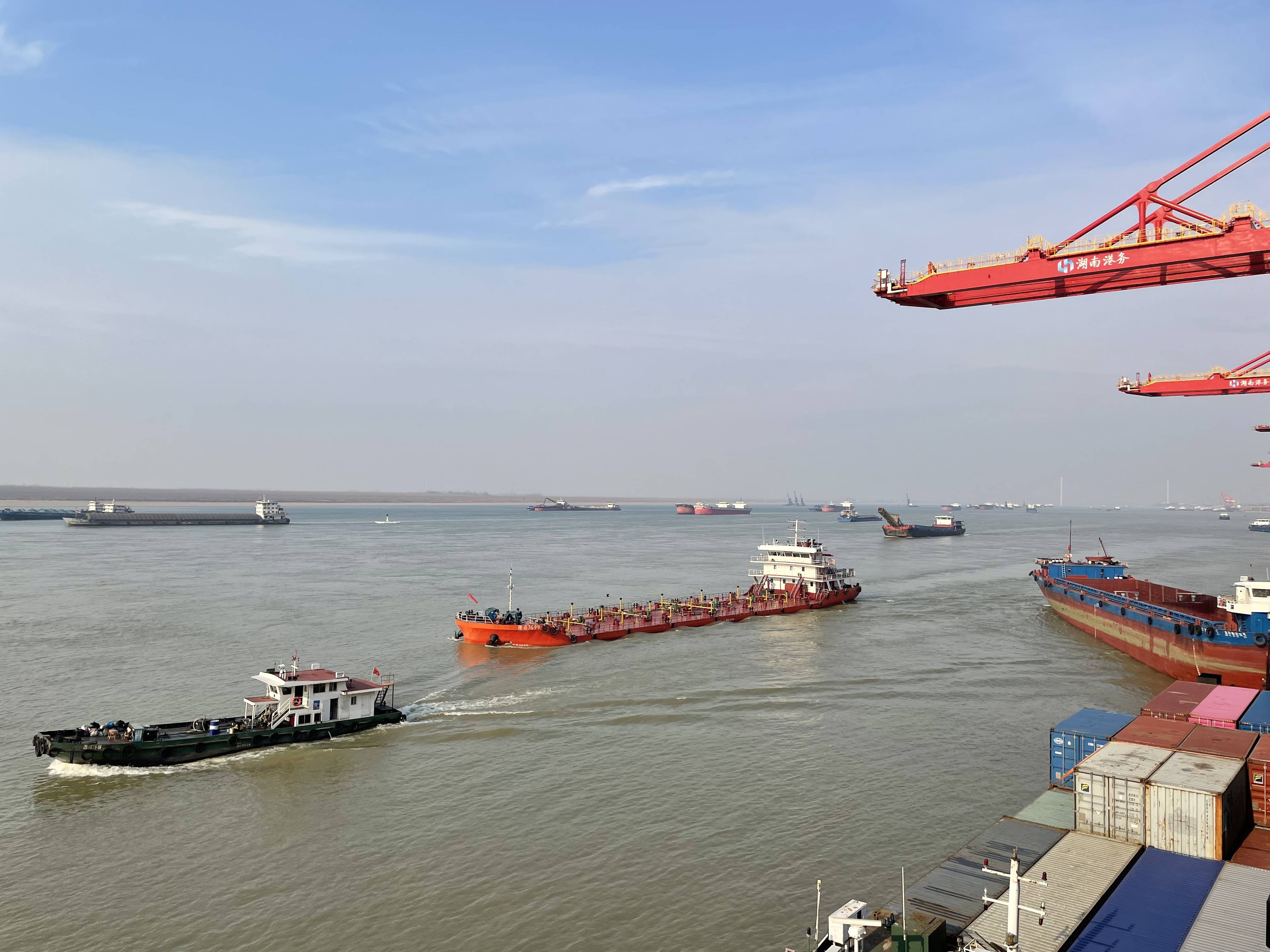 这是湖南岳阳城陵矶港国际集装箱码头旁的江面.