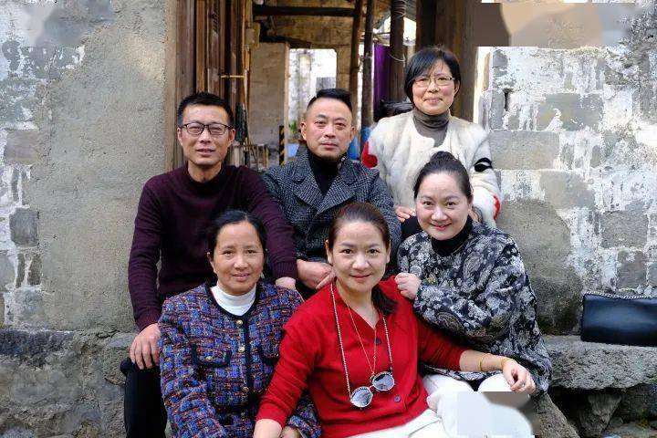 兄弟姐妹6人45年后再同框,还在老家门槛前_毛艳阳_毛仕龙_照片