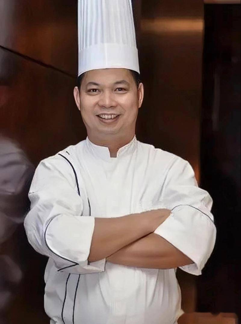 李忠和原本计划学习染织专业,然而命运却让他意外踏入了烹饪的大门.