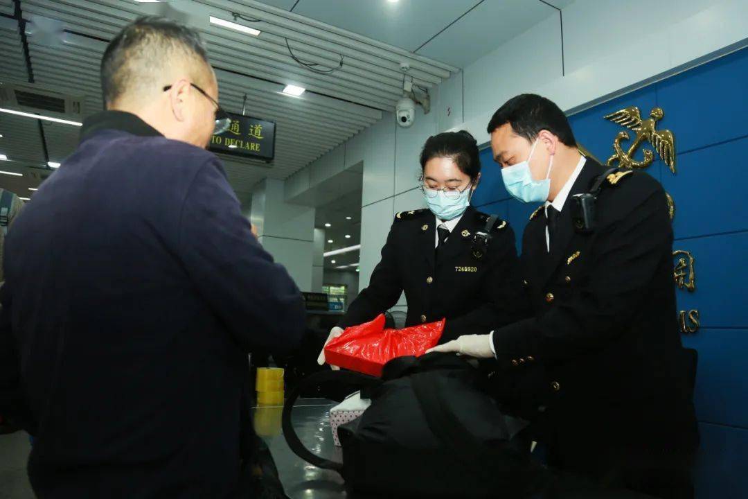 我在国门过春节_通关_海关_进行