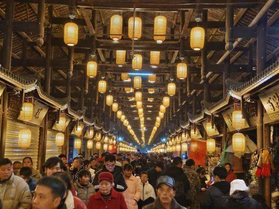 光影龙腾非遗融合 "和平之城"湖南芷江人潮涌动春意浓_游客_旅游_文化