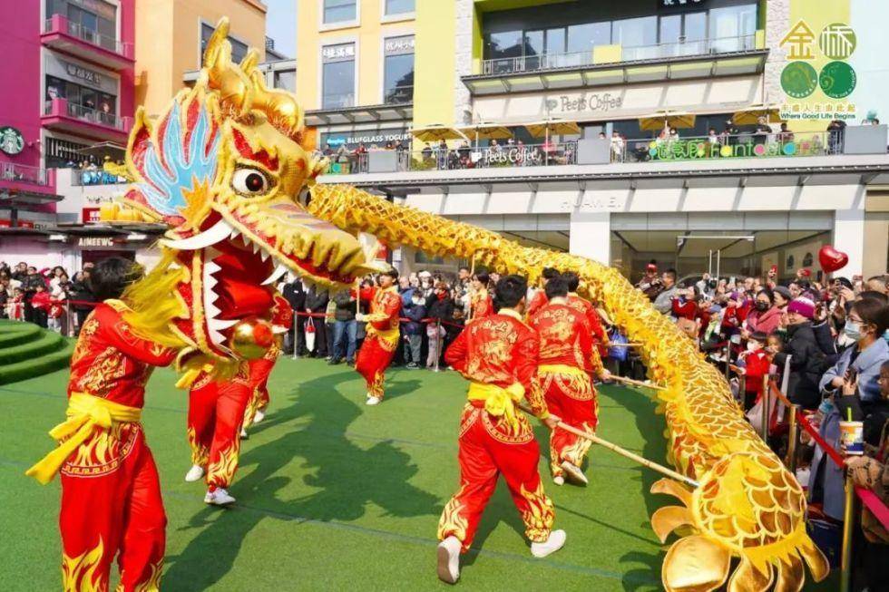 大年初三书法爱好者现场提笔写春联,写福字……这个春节假期,金桥国际