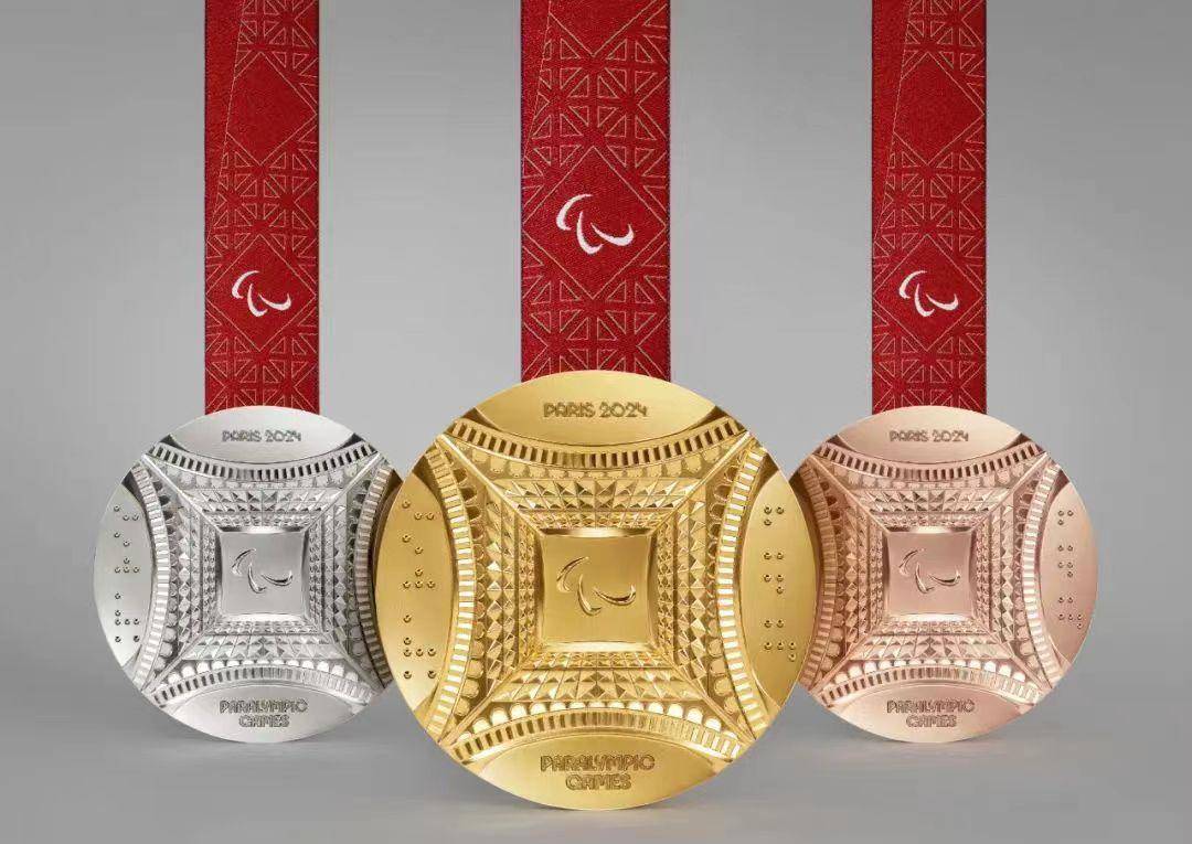 残奥会奖牌的另一面则是一个从铁塔正下方低角度仰视铁塔的图案,左右