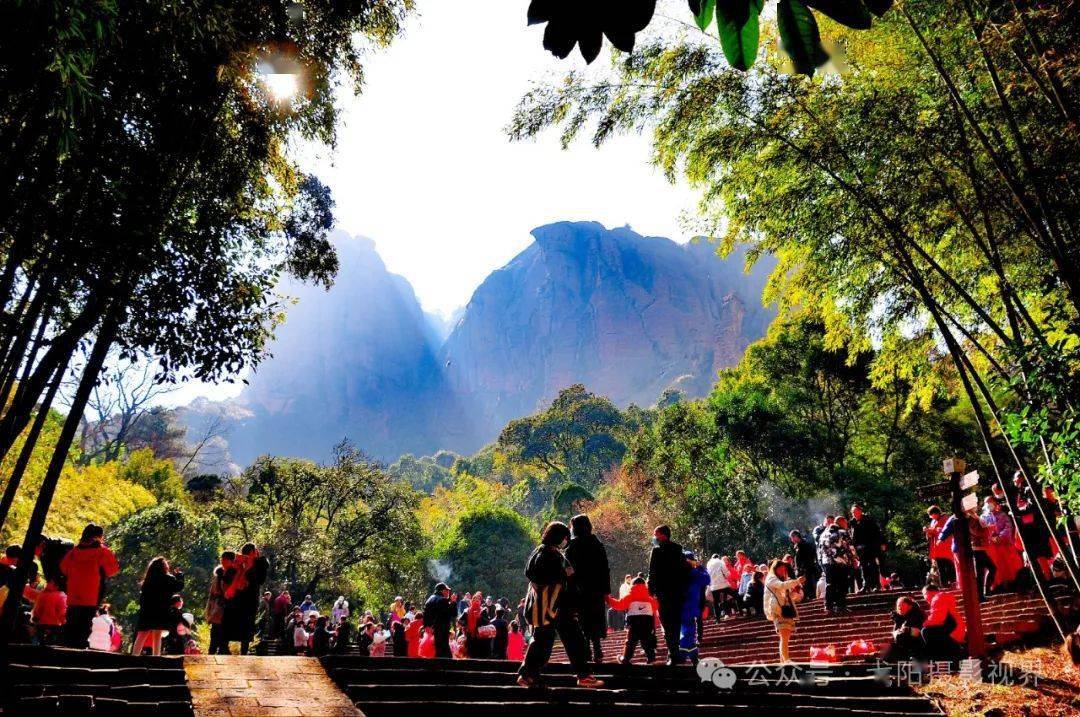 优秀奖《紫气东来 》 徐饶春优秀奖《信江晚霞 》  邱颖莉优选奖