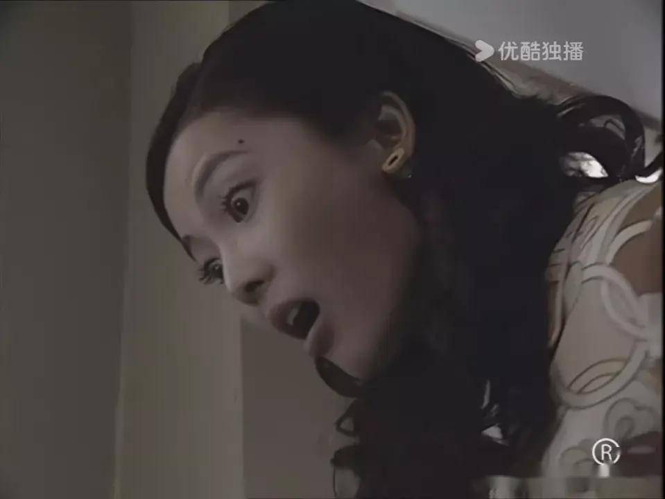 兩個女人推搡,扯拉,鄭曉東跑上去想要幫母親的忙,卻被那女人狠