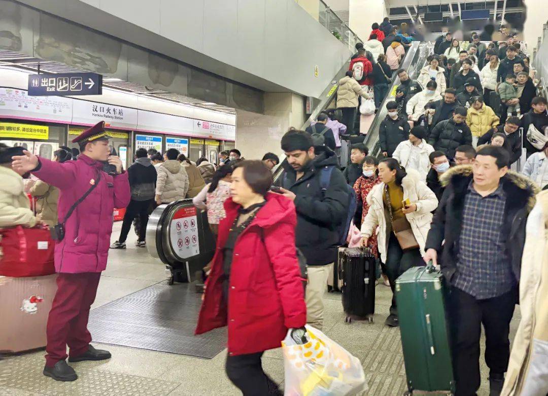 2號線漢口火車站優化調整客流流線,增開進站閘機通道,通過硬隔離增加