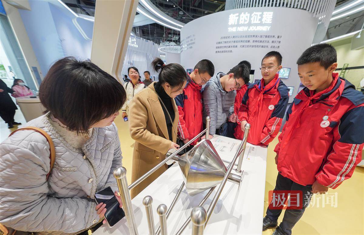 选择了"科技瑰宝""绿水青山""好奇屋""智造工坊"等主题区,了解了天文