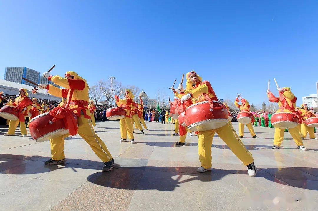 2月11日,农历正月初二,嘉峪关市举行"特色民俗社火闹新春"展演活动