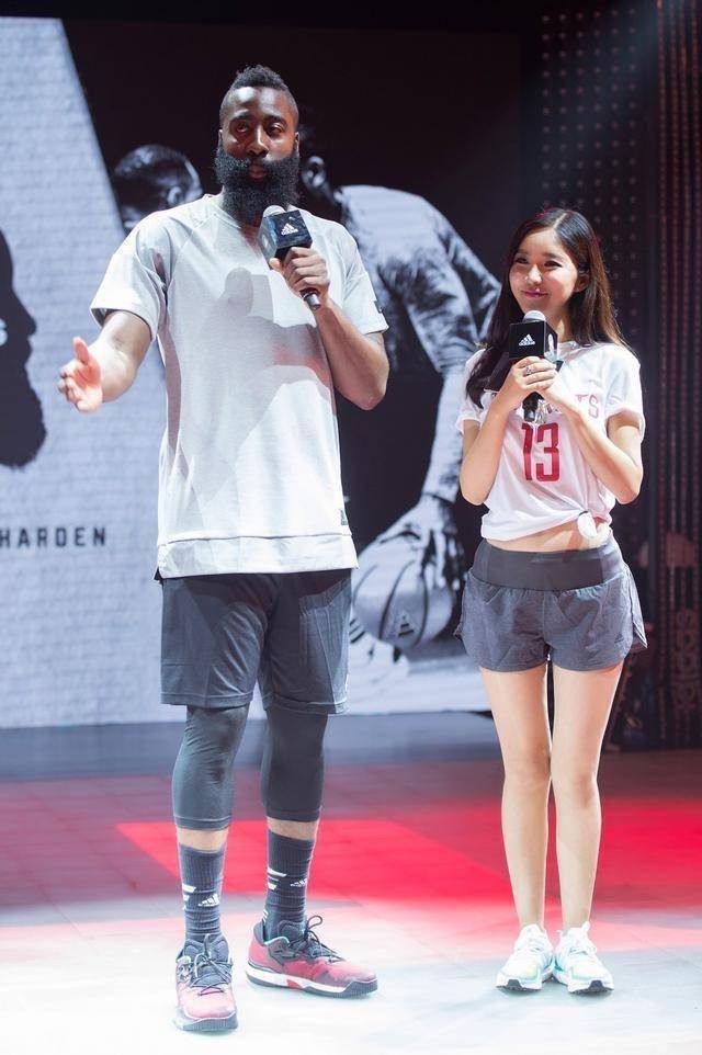 哈登将和老搭档周玲安在抖音一起直播卖酒