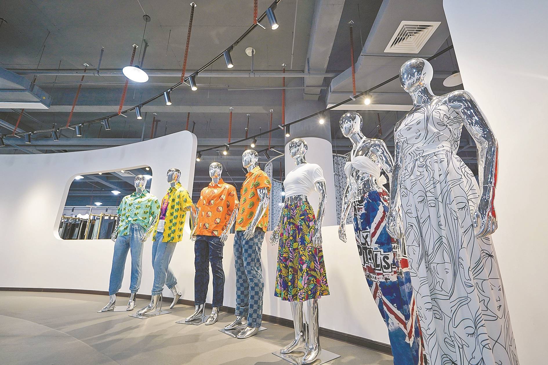 羊城晚报全媒体记者 李程人勤春来早.