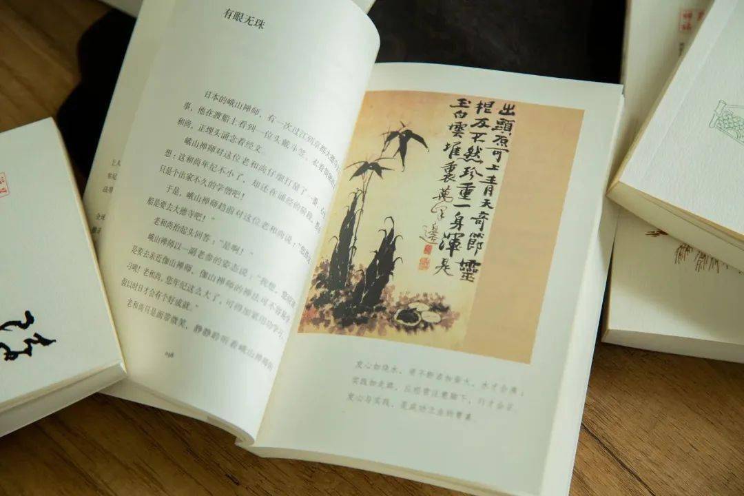 自觉修持很有进步,做了一首诗:稽首天中天,毫米照大千;八风吹不