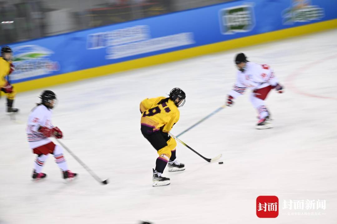 直击"十四冬":四川女子冰球青年队首战告捷_王一帆_比赛_训练