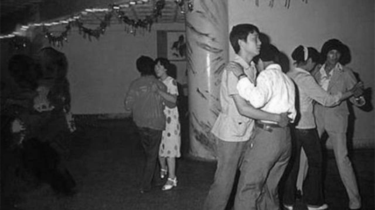 罪无可恕可要享受,手里也得有钱,张金龙不知道节省,工资一发下来没几