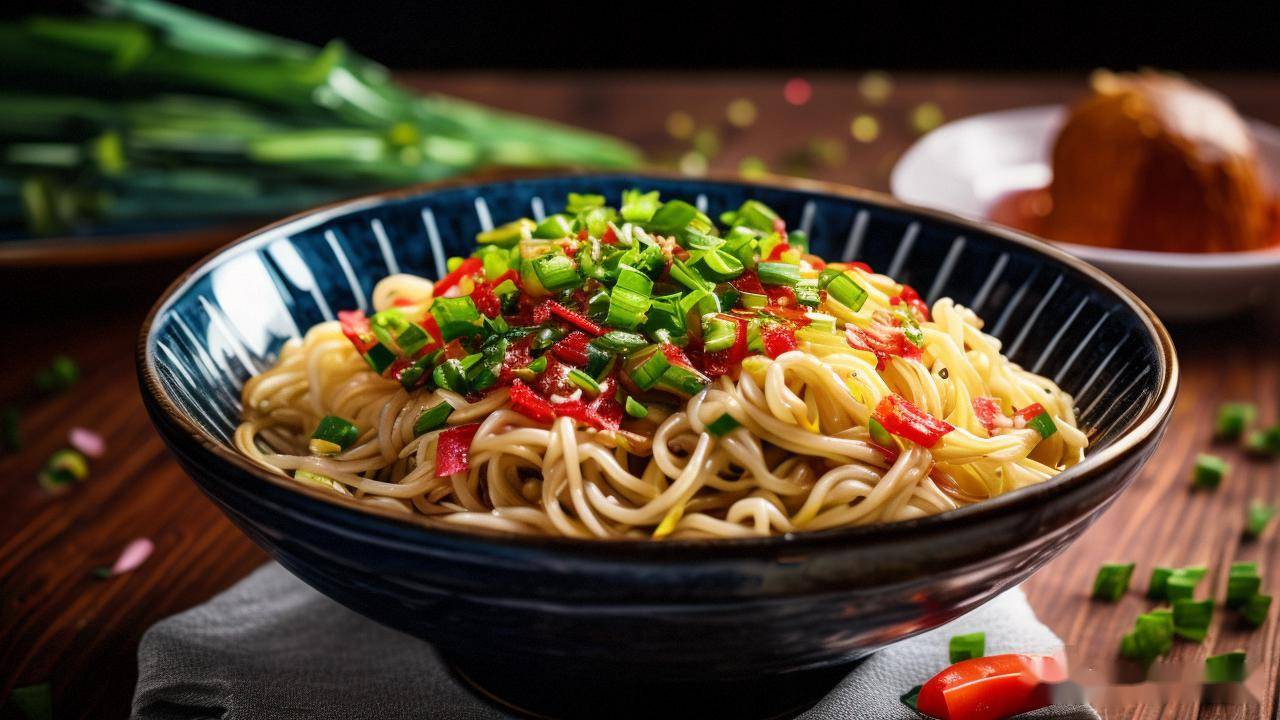 面条筋道,葱香扑鼻,探索葱油拌面的魅力所在,解馋味美又饱腹_美食