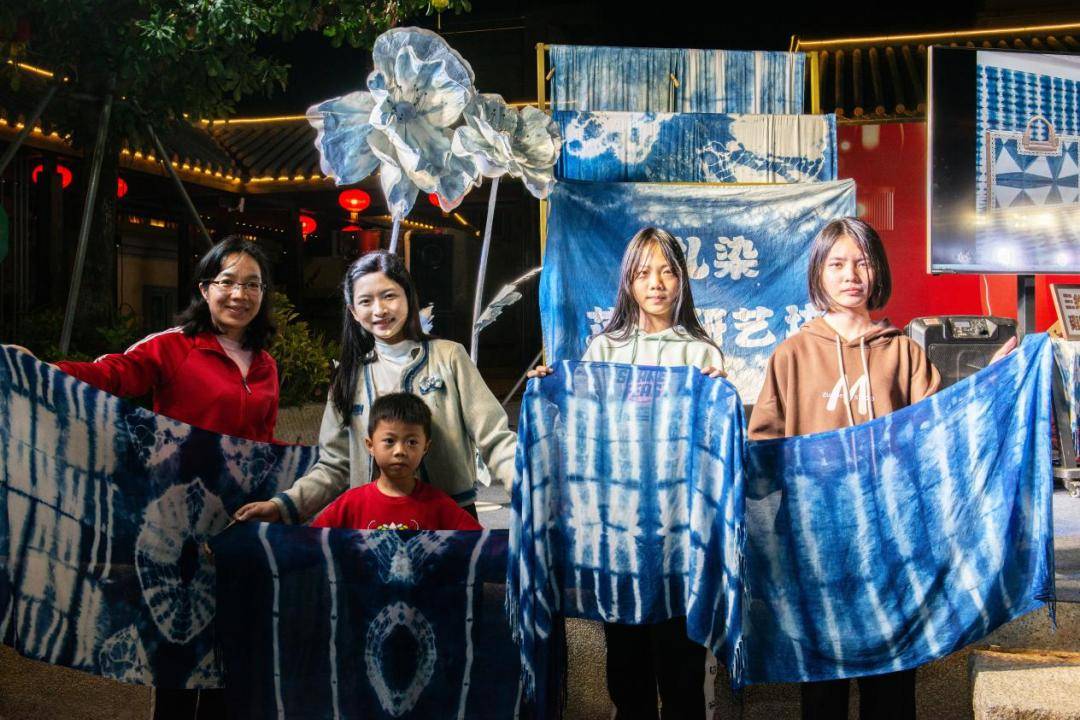 中心,中山市文化馆三乡分馆主办的公益扎染活动在雍陌村艺术广场举行