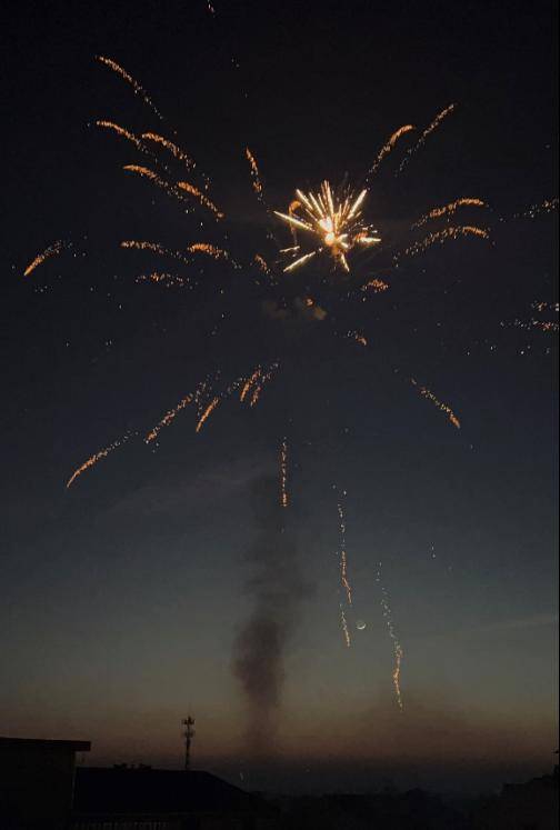 作者:赵宇涵标题:新年·烟花·晚霞介绍:过年期间,村庄里家家户户的