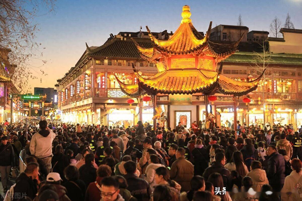 南京夫子庙花灯璀璨,市民和游客来到这里逛灯会赏花灯