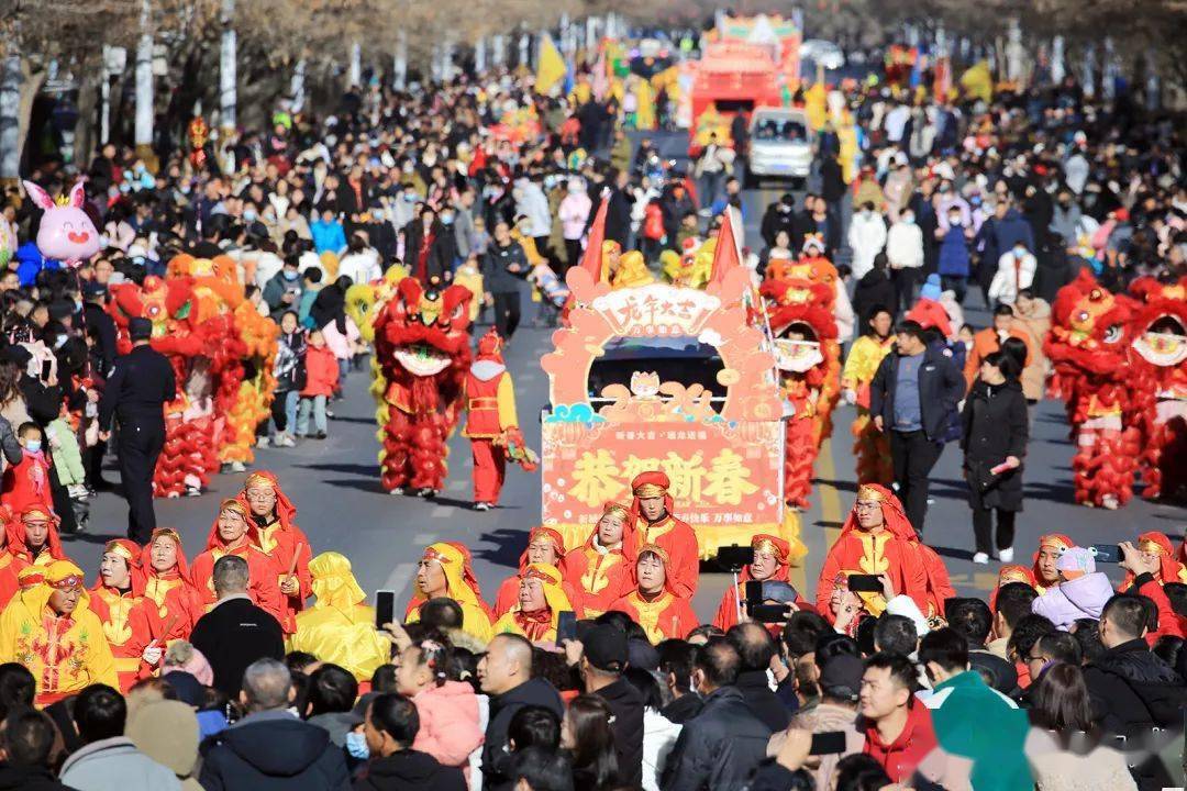 2月11日,农历正月初二,嘉峪关市举行"特色民俗社火闹新春"展演活动
