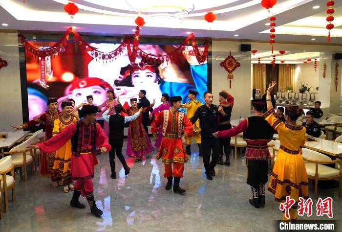 春晚舞蹈演员赴红其拉甫边检站"快闪"庆新春_新疆喀什地区_张楠_分