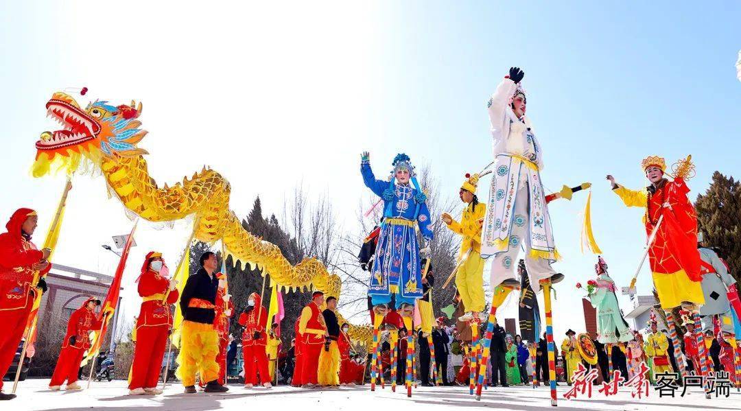 2月12日,张掖市甘州区乌江镇平原村"万家和美"社火队正在为群众表演