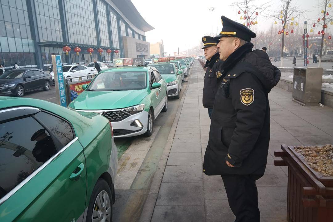 针对春节假期客流高峰,组织执法中队全天候维护火车站,汽车站出租车