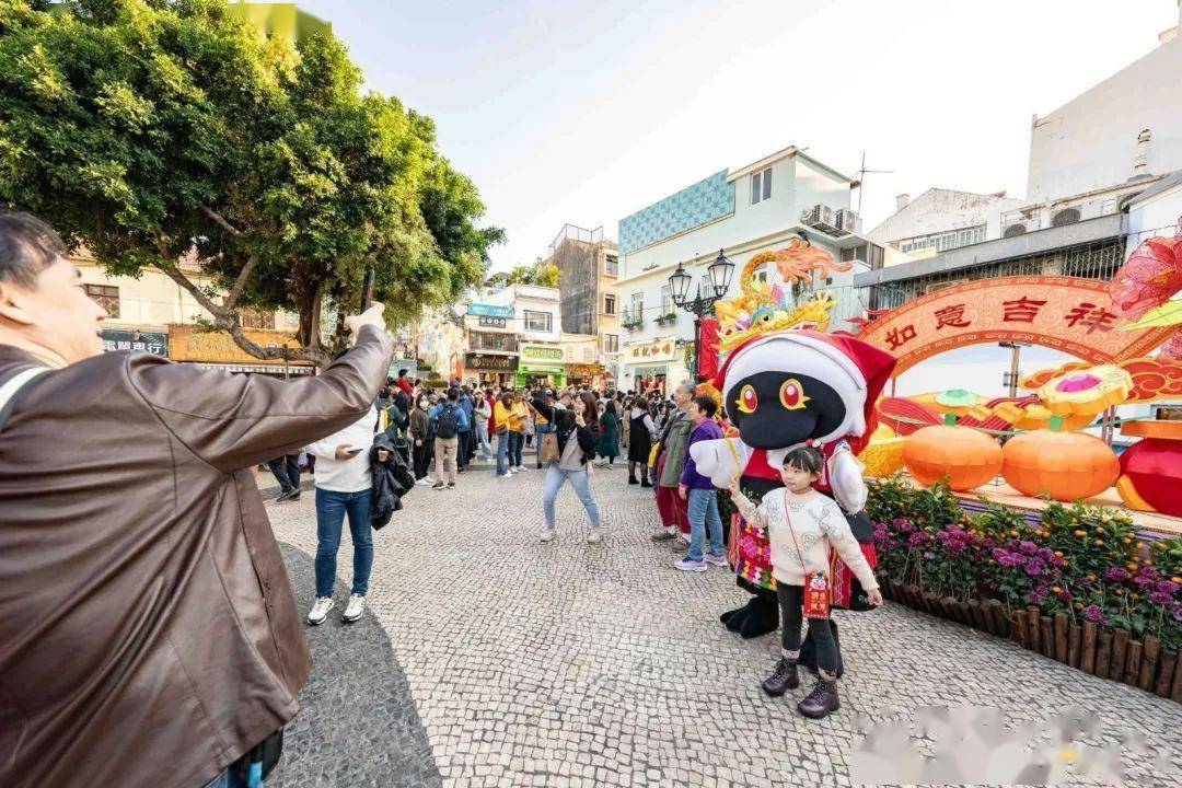 嘉模泳池巴士站前),至告利雅施利华街与巴坡沙总督街交界(路氹历史馆)