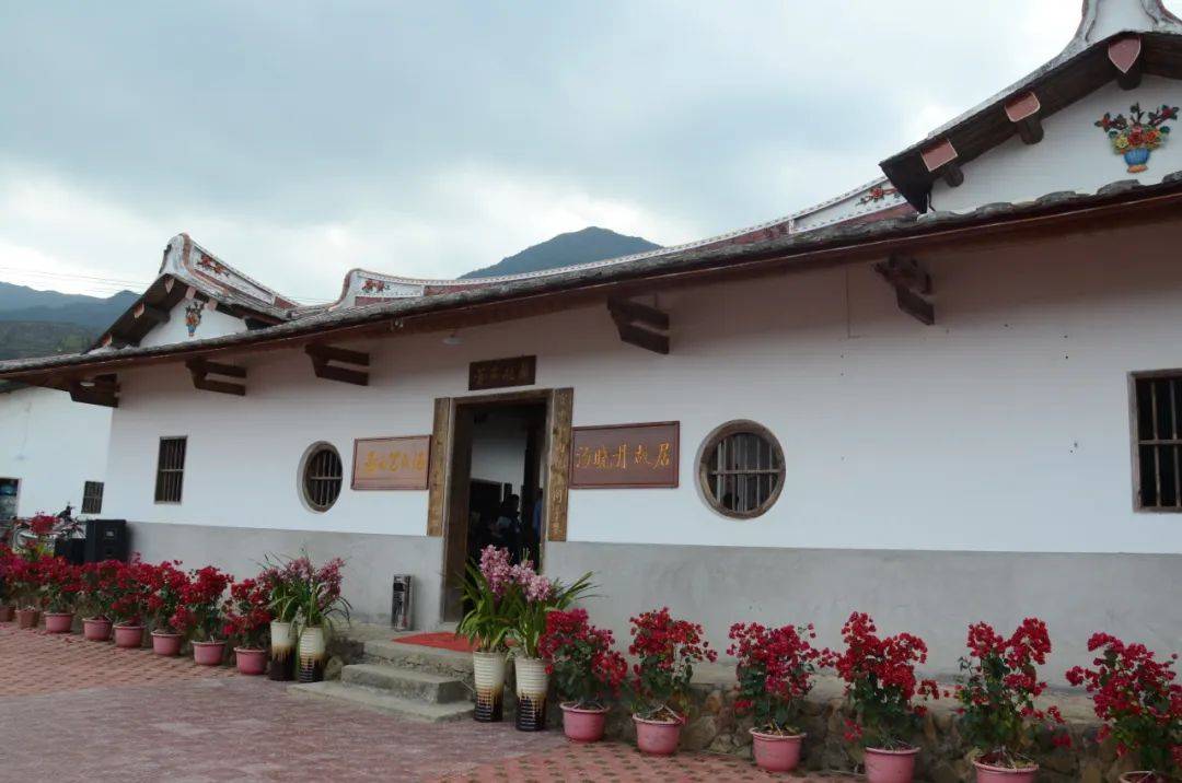 汤晓丹故居落成当天,汤沐海携妻子与女儿回乡祭祖,开馆,还举办了"银幕