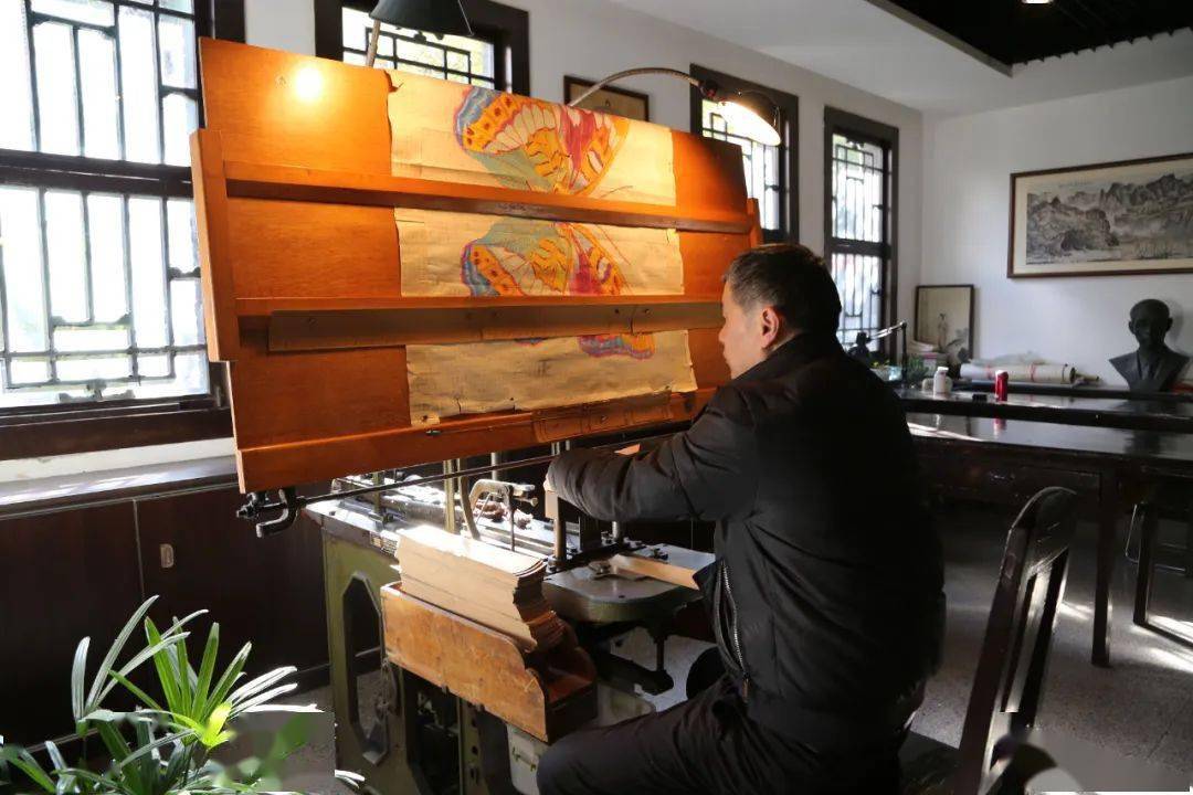 都锦生织锦非遗工坊位于拱墅区凤起路519号杭州都锦生实业有限公司内