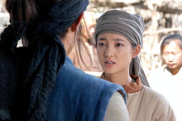 王丽坤首登央视春晚,与乔振宇八年情缘闪耀全场,却遭网友质疑_观众