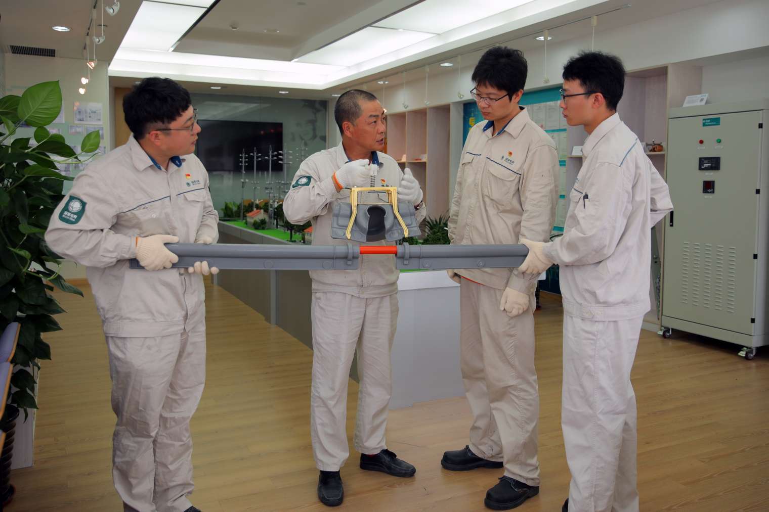 中国式现代化奋进者|钱忠:身贴万伏高压做"微创手术",36年扎根一线