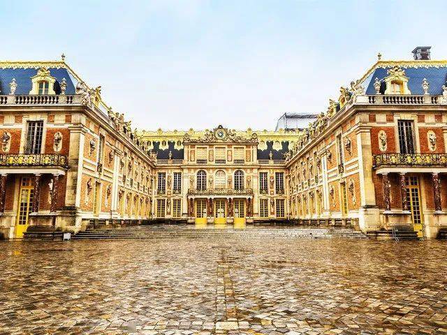 凡尔赛宫,位于法国巴黎 20 公里的西南郊外,它是世界文化遗产的重点