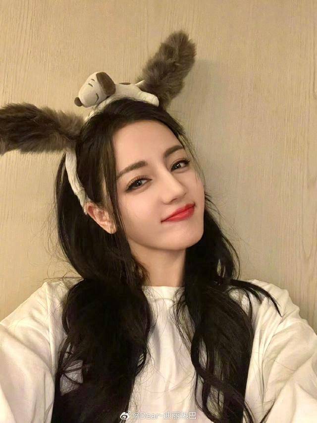 迪丽热巴晒四宫格捂脸卖萌照喊话"开工大吉",穿白衣戴卡通发箍妆容