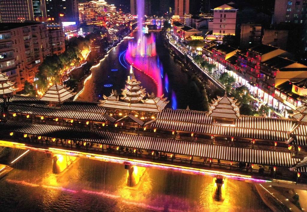 湖北宣恩:游客乘坐"龙游贡水"竹筏赏璀璨夜景_图片_来源_视觉