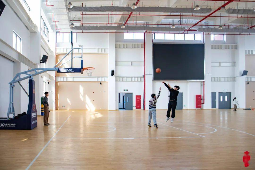 记者了解到,2022年9月,上实东滩高中就已招生办学,开办前两年,学生暂