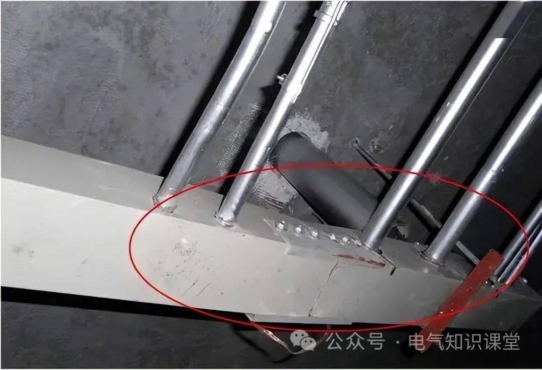 (4)电缆桥架的支架接地在施工中漏接现象较为普遍,而电缆桥架与支架