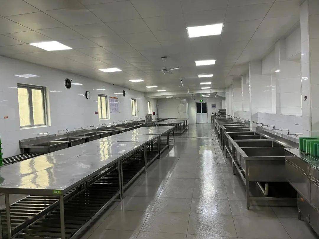 开学第一天,他们来到学校后厨_检查_食堂_杨浦区