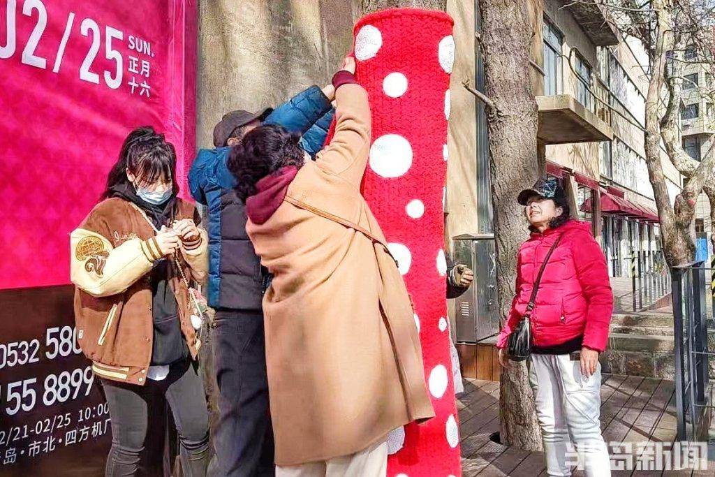 7名"织女",200斤织线,编起青岛浪漫!_树木_织品_进行